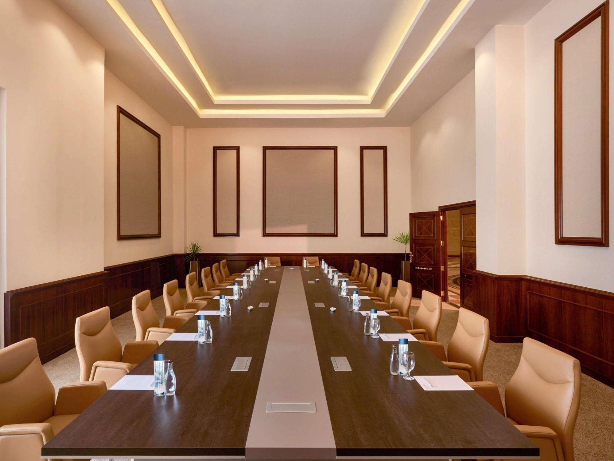 Moevenpick Hotel Cairo - Media City Giza Buitenkant foto Boardroom