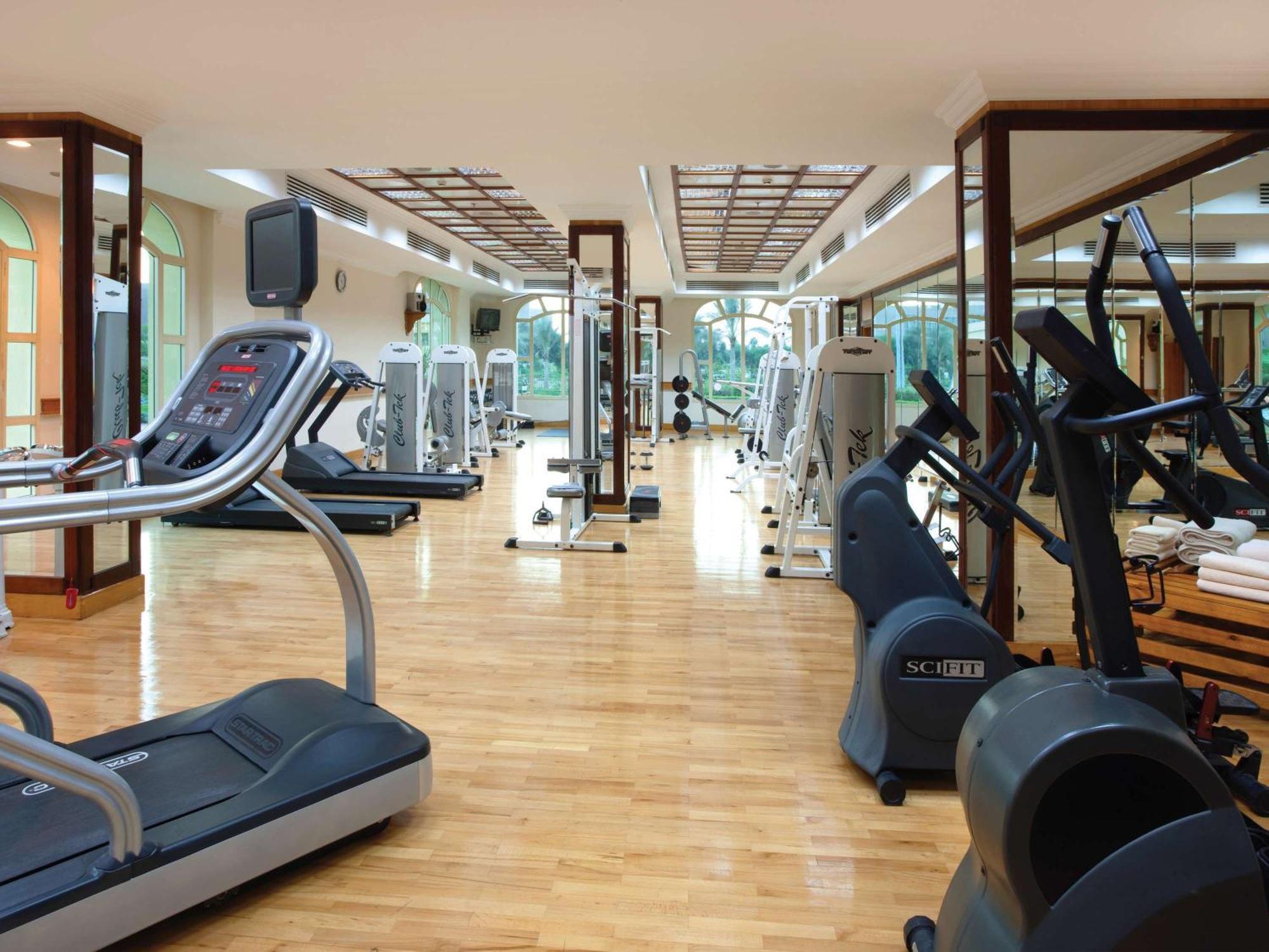 Moevenpick Hotel Cairo - Media City Giza Buitenkant foto The gym at the Taj Bengal