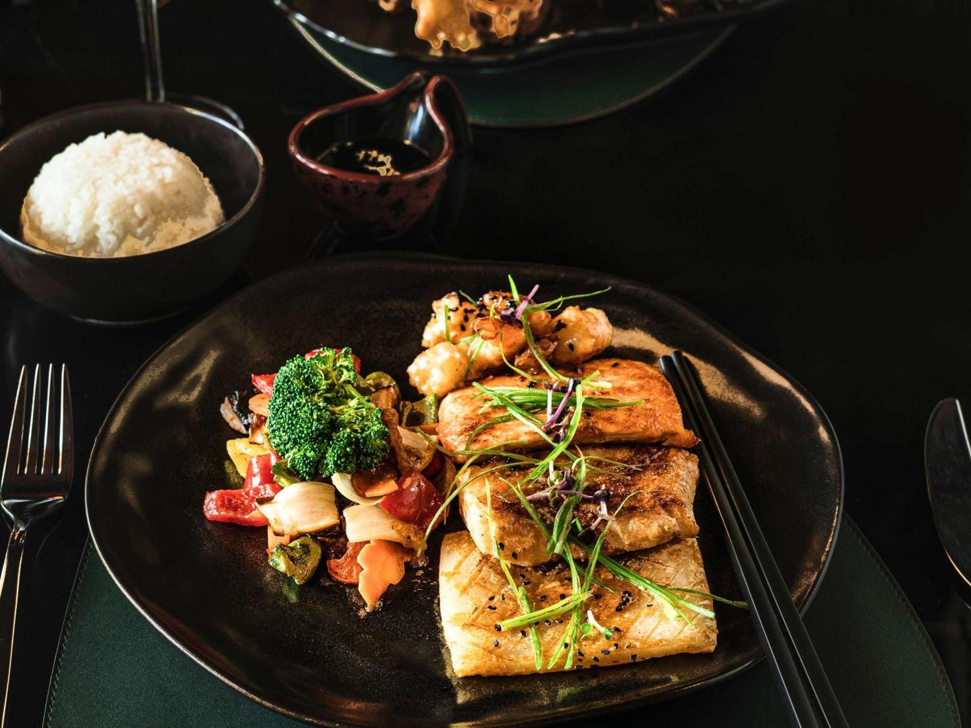 Moevenpick Hotel Cairo - Media City Giza Buitenkant foto A plate of tofu with vegetables